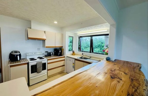 Whangarei Heads House | Spacious Kiwi bach with harbour views