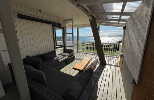 Whangarei Heads House | Spacious Kiwi bach with harbour views