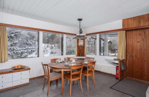 Spiez Apartment | Spacious Lake and Mountain View Villa - 15 min to Interlaken