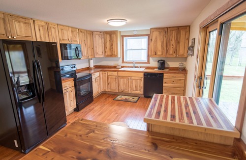 Cadiz House | Spacious Lake Barkley Retreat, 7 Queen Beds, Peaceful Cul-de-Sac , Dock Access