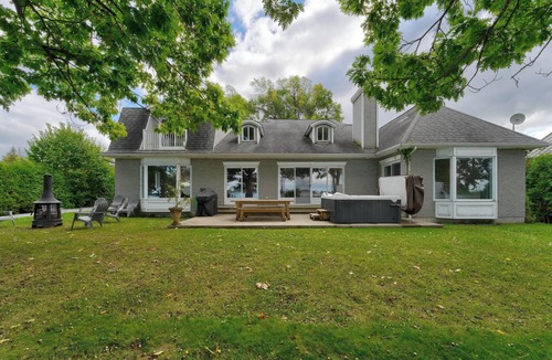 Venise-en-Quebec Villa | Spacious Lakefront Champlain lake with SPA