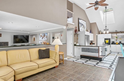 Cotuit House | Spacious Lake Front House w Stunning Scenery