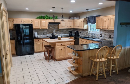 Seneca House | 😎 Spacious Lake Hartwell home with cozy cabin appeal, 15 mins to Clemson🐯 WiFi