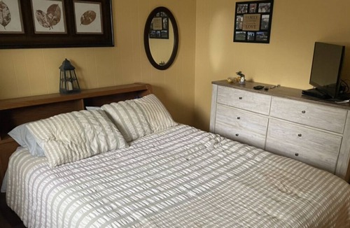 Town of Amboy House | Spacious Lake house