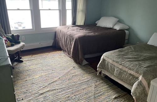 Town of Amboy House | Spacious Lake house