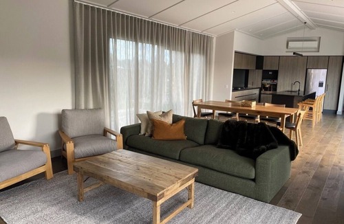 Kinloch House | Spacious Lake House, close to Lake, golf courses, cycling and walking tracks