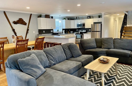 Hunter House | ⭐ Spacious Lake House Just Minutes From The Slopes ⭐