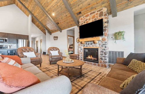 Table Rock Cabin | Spacious Lake View Cabin!