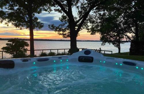Venise-en-Quebec Villa | Spacious Lakefront Champlain lake with SPA