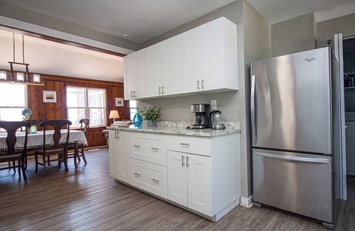 Leamington Cottage | Spacious Lakefront Cottage near Point Pelee - Hot Tub + Yard + Pet Friendly