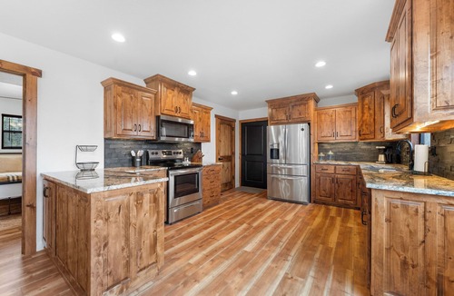 Eagle Rock Cabin | Spacious Lakefront Cabin with bunkroom