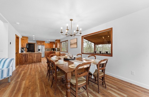 Eagle Rock Cabin | Spacious Lakefront Cabin with bunkroom