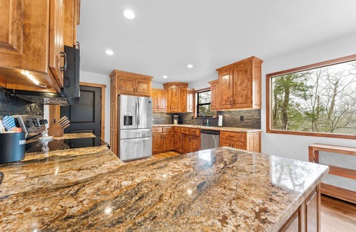 Eagle Rock Cabin | Spacious Lakefront Cabin with bunkroom