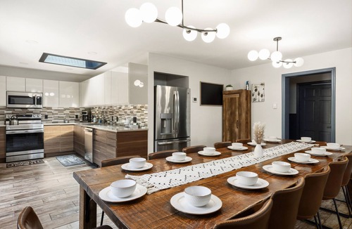 Jonas House | Spacious Lakefront house with Private pool and Hot Tub