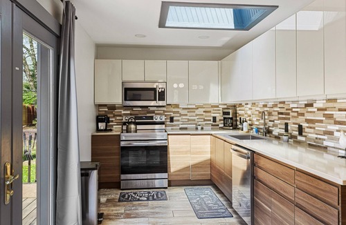 Jonas House | Spacious Lakefront house with Private pool and Hot Tub