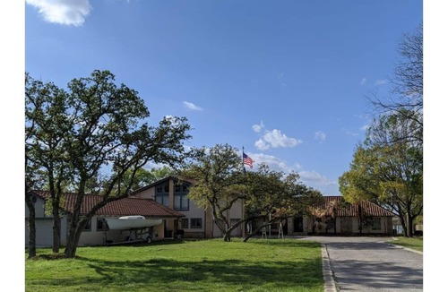 Brownwood House | Spacious lakefront home with stunning views