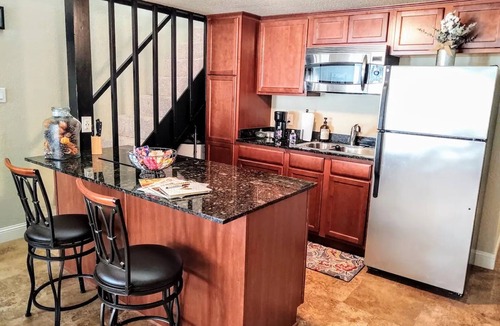 Mid America Condo | Spacious Lakeside Country Getaway