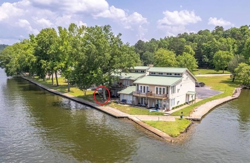 Mid America Condo | Spacious Lakeside Country Getaway