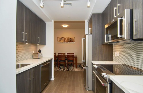 Humber Bay Shores Condo | ★Spacious Lakeview Condo Near Downtown (Sleeps 6 adults + 2 kids)★