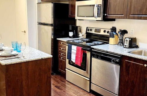 Niagara Condo | Spacious lakeview condo in Downtown Toronto with free parking