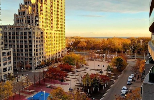 Niagara Condo | Spacious lakeview condo in Downtown Toronto with free parking