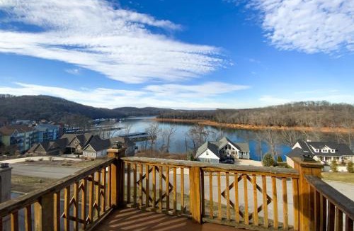 Andersonville House | Spacious Lakeview Townhouse Sleeps 8 Deck Grill