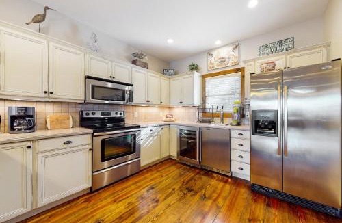 Andersonville House | Spacious Lakeview Townhouse Sleeps 8 Deck Grill