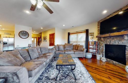 Andersonville House | Spacious Lakeview Townhouse Sleeps 8 Deck Grill