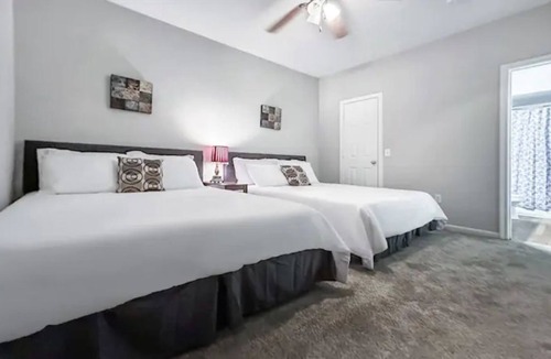 College Park Apartment | Spacious, Lavish 2/2 Woodlands
