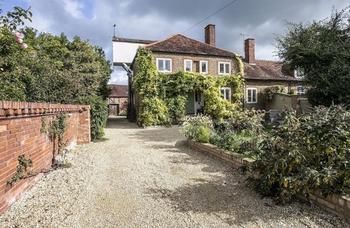 Cookham Apartment | Spacious, light apartment sleeps up to four