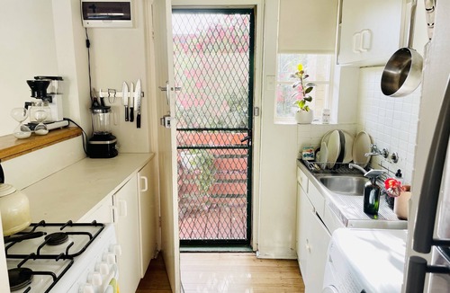 Hawthorn Apartment | Spacious & light-filled, Elm St makes for a homely holiday