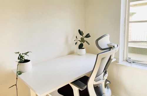 Hawthorn Apartment | Spacious & light-filled, Elm St makes for a homely holiday