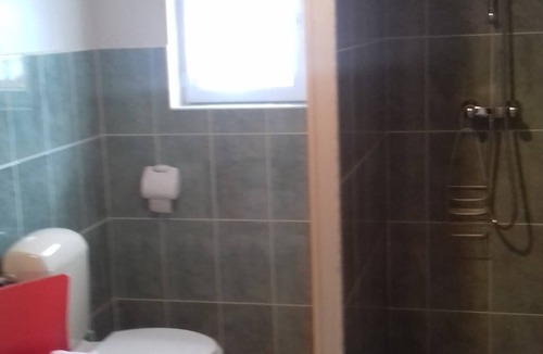 Gavray Bed & Breakfast | Spacious LIN Room - Breakfast included