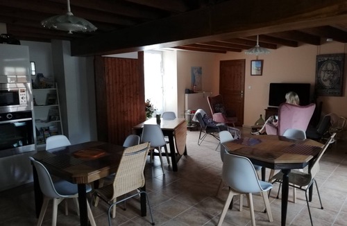 Gavray Bed & Breakfast | Spacious LIN Room - Breakfast included