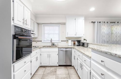 Burlington House | Spacious Living Less than 2 miles from Elon University!