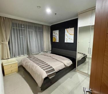 Cilandak Apartment | Spacious living room Hampton's Park Apartment