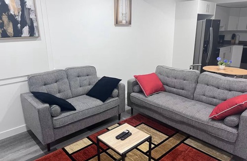 Regina House | Spacious living room, King Size bed. 2 mins from the Regina airport .
