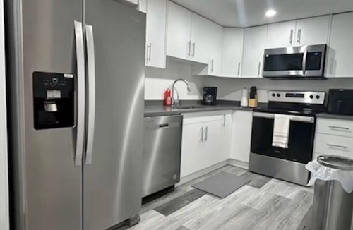 Regina House | Spacious living room, King Size bed. 2 mins from the Regina airport .