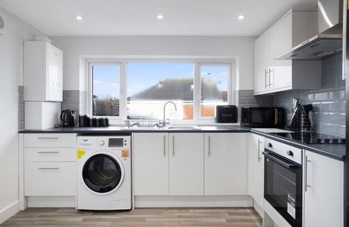 Horden House | Spacious Living Room & Modern Comforts, Sleeps 4