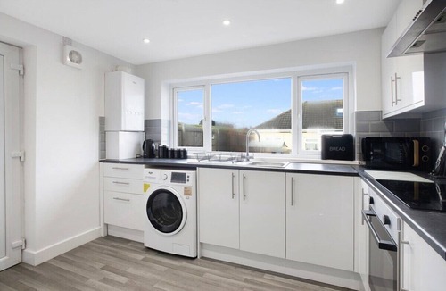 Horden House | Spacious Living Room & Modern Comforts, Sleeps 4