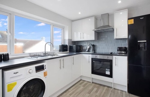 Horden House | Spacious Living Room & Modern Comforts, Sleeps 4