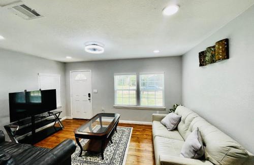 Oak Cliff Apartment | Spacious Location! 15 minutes from downtown Dallas