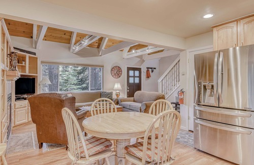 North Upper Truckee House | Spacious lodge with wonderful views & large deck - great location, walk to trail