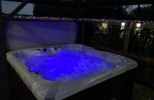 Sturton By Stow House | Spacious Lodge With Hot Tub