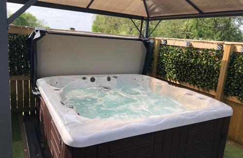 Sturton By Stow House | Spacious Lodge With Hot Tub