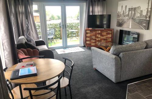 Sturton By Stow House | Spacious Lodge With Hot Tub