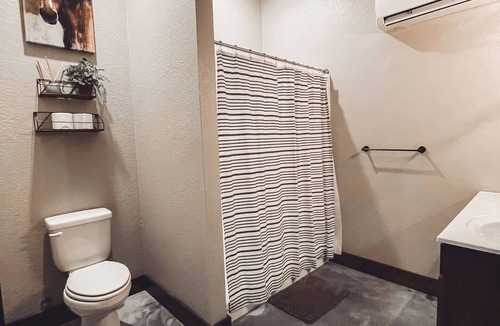 Clay County Cabin | Spacious lodge with fishing pond.