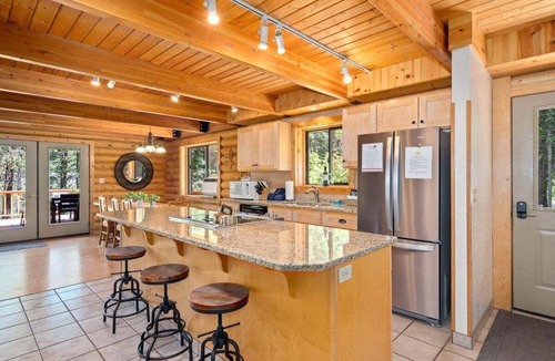 Leavenworth House | Spacious Lodge with Private Beach Access