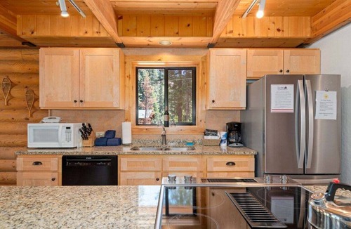 Leavenworth House | Spacious Lodge with Private Beach Access