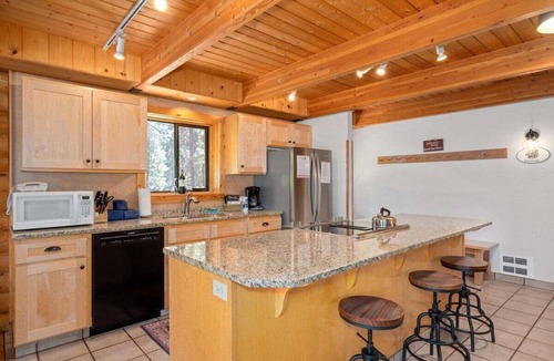 Leavenworth House | Spacious Lodge with Private Beach Access